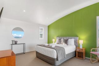 View from the Top - Spa Pool, Lake & Mountain Views, Close to Town! - 2