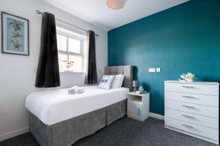 Lakeside 4 Bedroom Home - Thamesmead - 4