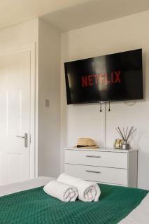 Lakeside 4 Bedroom Home - Thamesmead - 3