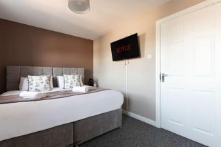 Lakeside 4 Bedroom Home - Thamesmead - 2