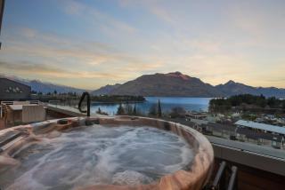Chic Central Penthouse & Spa by Staysouth - Queenstown - 7