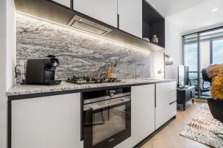 West Side Contemporary Pad in Shopping Precinct - Melbourne - 3