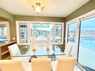 Stunning Panoramic Waterfront Pool Home Escape - Anaheim - 6