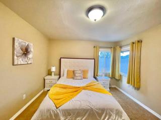 Stunning Panoramic Waterfront Pool Home Escape - Anaheim - 3
