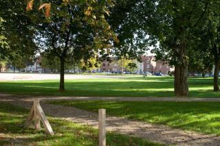 gîte rdc 42m2 400 m centre ville 200 m gare tgv parking gratuit 250 places face au logement - 3