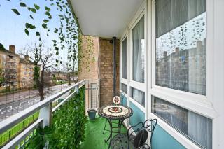 Chic 2-Bed Flat with Workspace, Balcony, Parking - Londra - 3