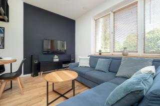Eleganckie Studio na 2 Piętrze dla 4 Osób z Antresolą, Wanną i Parkingiem by Noclegi Renters - Łódź - 0