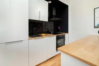 Eleganckie Studio na 2 Piętrze dla 4 Osób z Antresolą, Wanną i Parkingiem by Noclegi Renters - Łódź - 8