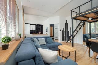Eleganckie Studio na 2 Piętrze dla 4 Osób z Antresolą, Wanną i Parkingiem by Noclegi Renters - Łódź - 2