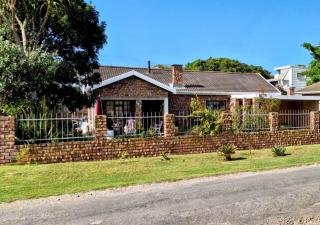 Boknesstrand Self-catering Accommodation Holiday Home - a Mermaids Cottage minutes to the beach, lagoon, shops & more! - 2