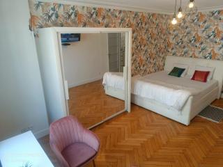 Grande chambre d'hôte Lit king size - 3 mins Gare Annemasse - Genève accès direct - 5