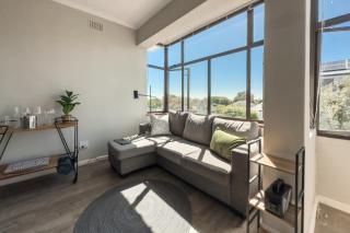 Sunny modern space with Mountain View - 8