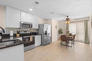 Boho Style 2bd 1 bath condo heated pool, 6 min Siesta - Sarasota - 3