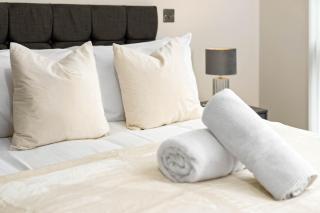 New Luxury Two Bedroom Apartment - City Centre - JQ - Wifi - Netflix - 5AH - 8