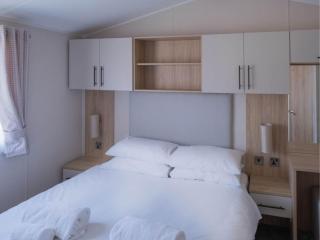 Pinewoods Park Style no.2 - sleeps 8 – no dogs - Wells next the Sea - 8