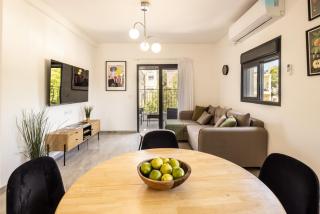 Stylish 3BR City Stay Near Baháʼí Gardens - 3