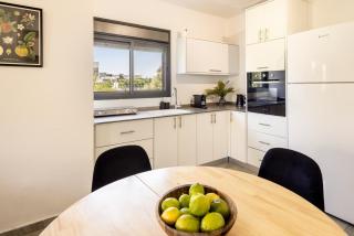 Stylish 3BR City Stay Near Baháʼí Gardens - 6