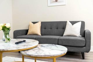 Stylish Apartment - 2 Bedroom - City Centre - JQ - WIFI - Netflix - 10AH - 1