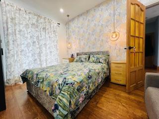 ONE DOUBLE ROOM AND ONE SPACIOUS ATTIC ROOM IN SHARED HOUSE, FREE WIFI, FREE PARKING, AMAZING view - Chesterfield - 7