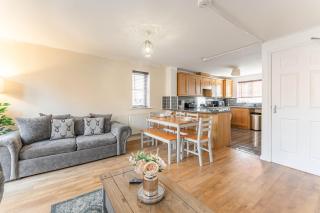 Townhouse in Rugby with Garden and Free Parking - 8