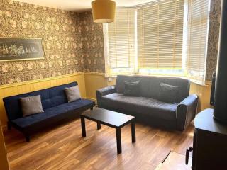 Inviting 4-Bed House near Heathrow w Fireplace - 6