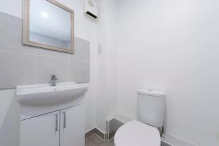 Lovely 1 Bed Condo near Lake - Thamesmead - 1