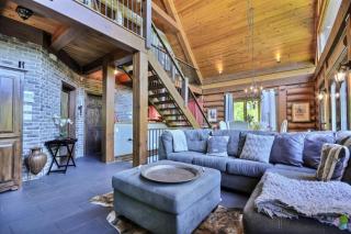 Peaceful Log-Style Chalet with hot tub - 7