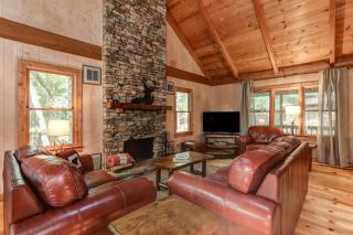 Reel Bliss Cabin - Cozy rustic interiors Wifi fireplace and lake access - Marblehill - 1