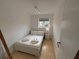 Skyline Haven - Modern 2BR Free Parking & 4kTV - Londra - 2