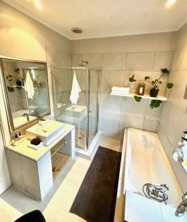 Romantic Haven with Hot Tub in the Heart of Knysna - Knysna - 6