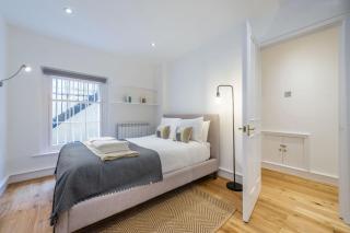 The Fairytale - Fitzrovia - by Frankie Says - Londra - 3