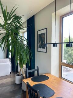 Floral Sunshine Apartment - 6