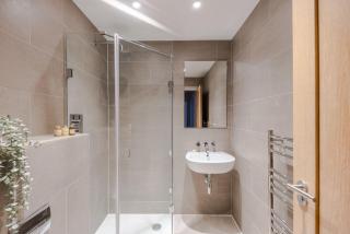 The Eyre Suite Seven - Farringdon - by Frankie - 3