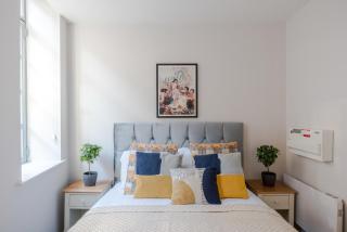 The Eyre Suite Seven - Farringdon - by Frankie - 9