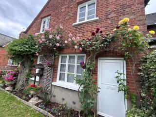 Grade II listed Victorian cottage - 9