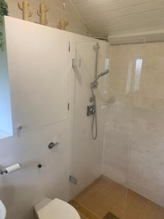 Newly refurbished one bedroom with additional sofa bed Self Contained Flat in Garden - Abbots Langley - 1