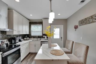 Cozy Bungalow Central Location Near Downtown - 8