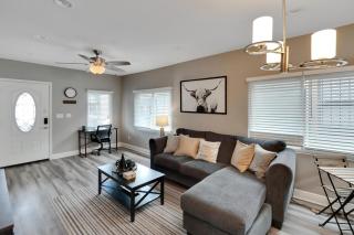 Cozy Bungalow Central Location Near Downtown - 3