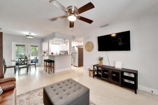 Mid-Century Home Relaxing and Private Escape - 4