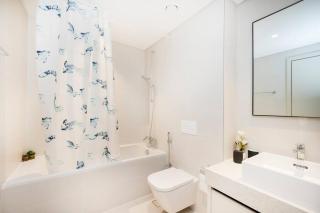 Cozy 1BR at Marina Vista offering Marina&Sea Views 1204 - Dubai - 8
