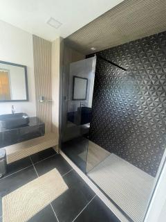 Scarlett Studios 3-US Embassy 7 mins drive- Lloyd Erskine Sandiford Centre & Ross university 5 mins drive-Only a 1 night reservation includes airport and embassy round trip - 5