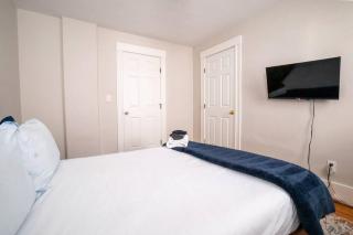 Walk to Downtown Salem with Arcade- Free Parking! - Salem - 1