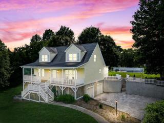 NEWLY Renovated near Asheville! HOT TUB and seasonal POOL! - Fletcher - 0