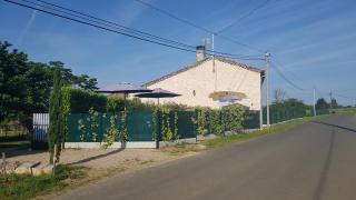 Charmant Horse and Cottage Hideaway - 1