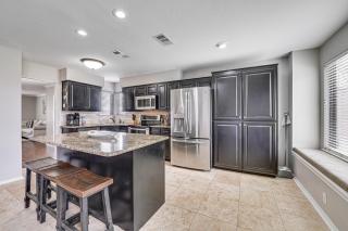 10 Mi to Lake Lewisville Carrollton Home with Pool - 9
