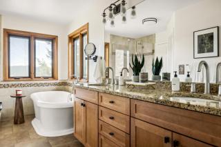 Hot Tub - Scenic Views - Spacious Deck - Game Room - 7