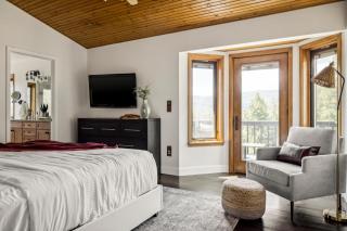 Hot Tub - Scenic Views - Spacious Deck - Game Room - 8