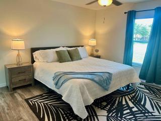 New with Pool & Pier! Perfect for two Families! - Cape Coral - 8