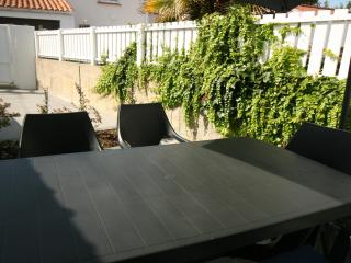 Maison rénovée 2 ch, terrasse, proche plage et centre, parking, équipements complets, animaux ok - FR-1-22-356 - 7