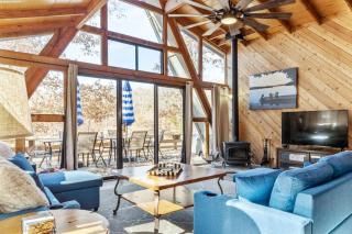 Cardinal Lake Front Cottage - Innsbrook - 1